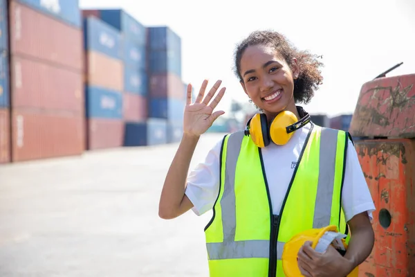 快乐的女工 年轻少女肖像画在航运工地的问候 — 图库照片