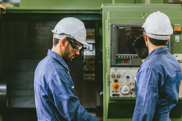 Ervaren Ingenieur Medewerker Die Metaalfabriek Samenwerkt Bedien Installatie Cnc Machine — Stockfoto