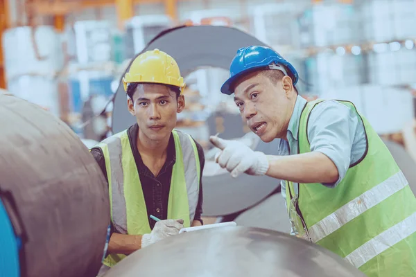 Werknemers Zware Industrie Werken Een Metaalfabriek — Stockfoto