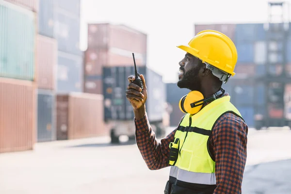 黒の労働者アフリカの労働技術者のフォアマン無線制御ポート貨物輸送税関コンテナヤードで — ストック写真