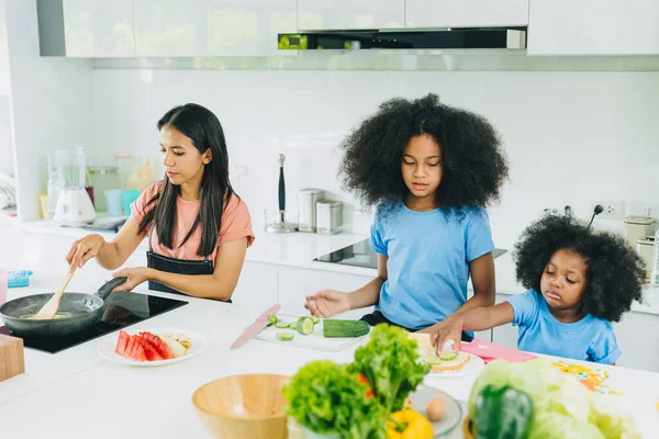 Mãe Com Crianças Cozinhar Alimentos Saudáveis Casa Cozinha Atividade Férias — Fotografia de Stock