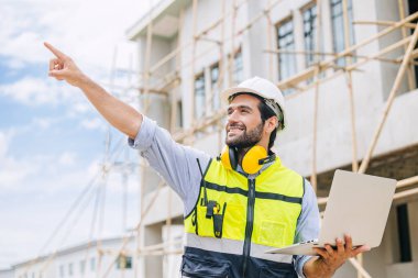 Başarı mühendisi akıllı inşaatçı. Happy Foreman şantiyede çalışıyor. Mimari ev projesi tasarım lideri kavramı.