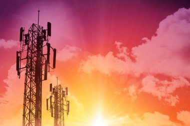 5G İletişim Kulesi ya da 4G Ağı telefon hattı silueti güneşli gökyüzü arka planında.