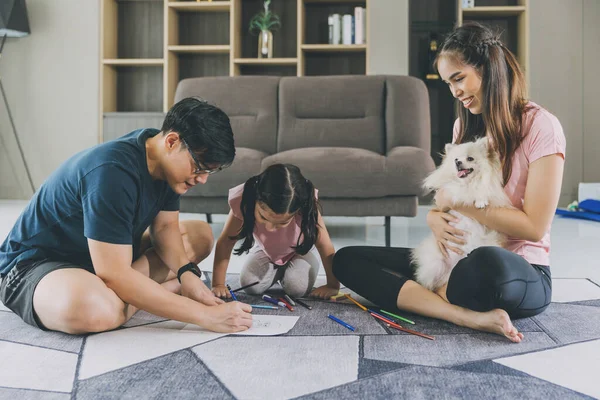 Gelukkig Aziatisch Familie Spelen Met Kind Vriendelijke Hond Huisdier Huis — Stockfoto