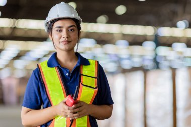 Büyük bir fabrika deposunda çalışan Hintli kadın işçi müfettişi.