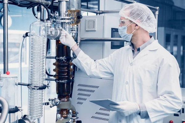 Medicine Factory Scientist Worker Cannabis Cbd Oil Extraction Machine Hemp — Foto Stock