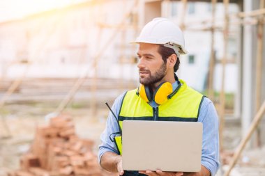 Mühendis. Happy Foreman şantiyede çalışıyor. kıdemli işçi proje tasarımcısı konsepti.