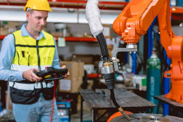 Trabalhador Que Trabalha Com Braço Robô Automatiza Máquina Solda Fábrica — Fotografia de Stock
