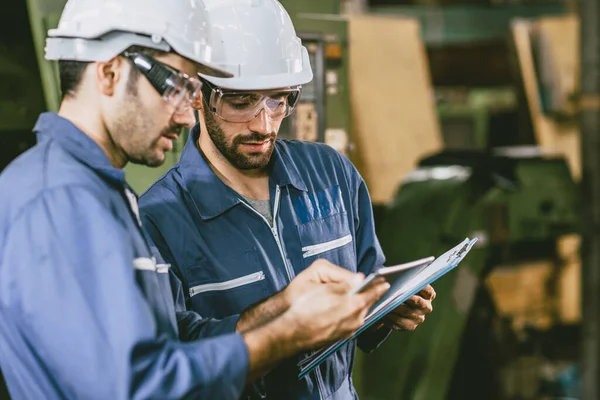 Engineer Industry Worker Work Help Together Training New Young Employee — ストック写真