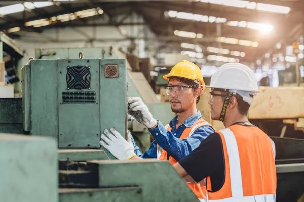 Industry Worker Working Together Training Young New Machine Operator Staff — Stockfoto