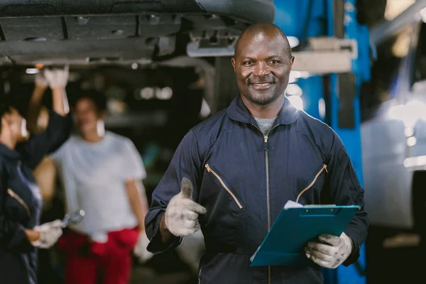 Portrait Black African Mechanic Garage Worker Check Auto Service Team — Foto Stock