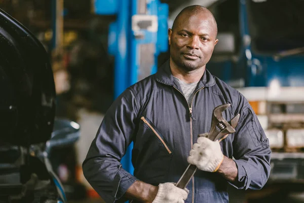 Portrait Black African Mechanic Garage Worker Check Auto Service Team — стоковое фото