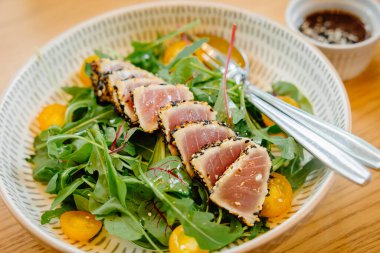 Ton balığı salatası susam sosu menüsü, temiz yemek sağlıklı yemek proteini ve sebze..