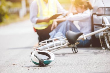 Trafik kazasında trafik kazasında trafik kazasında kaza oldu. Sigorta çalışanları da yardım ediyor.