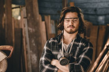 Carpenter 'ın portresi. Ahşap işçiliği. Yakışıklı, akıllı bir kol..