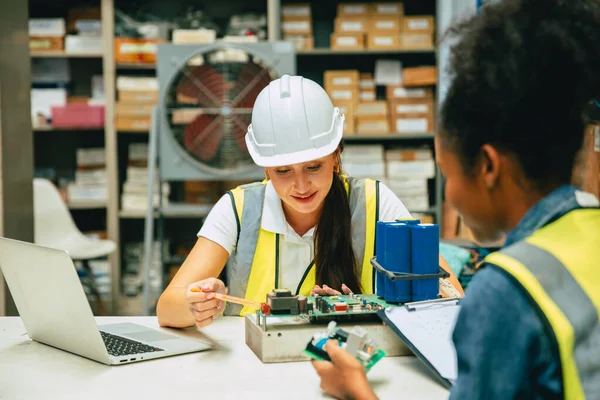 Elektriskt Kretskort Ingenjör Team Kontrollera Service Reparation Maskin Regulator Moderkort — Stockfoto