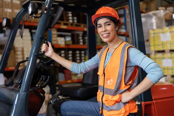 Gelukkig Vrouw Werknemer Magazijn Personeel Vorkheftruck Chauffeur Gelukkig Glimlachen Genieten — Stockfoto