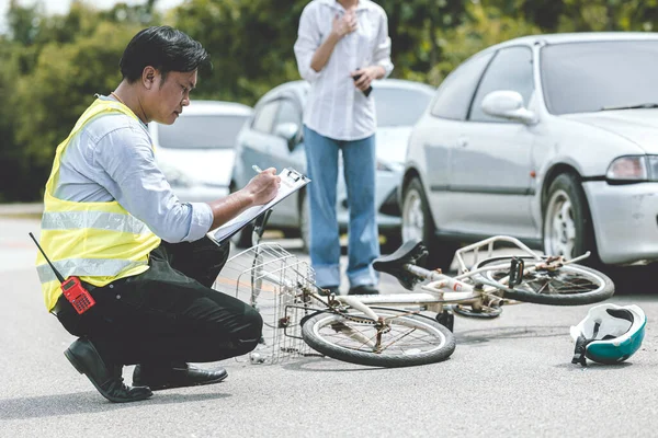 Autofahrerin Nach Unfall Mit Fahrrad Auf Der Straße Geschockt Polizeibeamter — Stockfoto