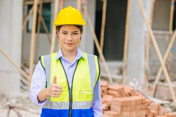 女性エンジニア労働者フォアマンビルダー仕事で建設現場ポートレート幸せな親指アップのためにとポーズを確認 — ストック写真