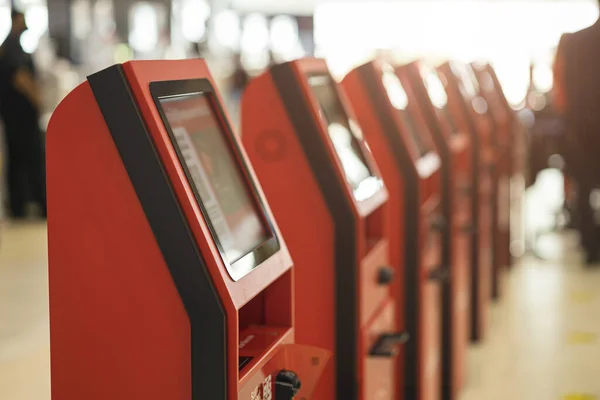 Automatyczne Zameldowanie Kiosk Miejsce Maszyny Przedniej Linii Lotniczej Licznik Lotnisku — Zdjęcie stockowe