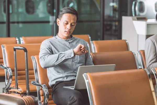 Affärsman Tråkig Flygplatsen Väntar Från Flyg Försening Sena Timmar Ser — Stockfoto