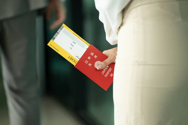 Ciudadano Japonés Manejar Pasaporte Japón Billete Avión Esperando Para Check — Foto de Stock