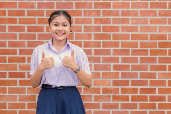 Ázsiai Iskolás Lány Két Hüvelykujj Fel Gesztus Boldog Élvezni Oktatás — Stock Fotó