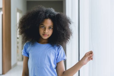 Afrikalı çocuk afro saç stili karışık yarış kendine güvenen bir gülümseme
