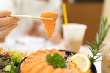 Somon balığı lezzetli Japon usulü aperatif ya da akşam yemeği sağlıklı.