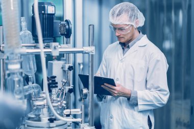 İlaç fabrikası bilim adamı Laboratuvar Bitkileri İşlemi 'nde çalışıyor. Tıp doktoru ilaç endüstrisinde araştırma yapıyor..