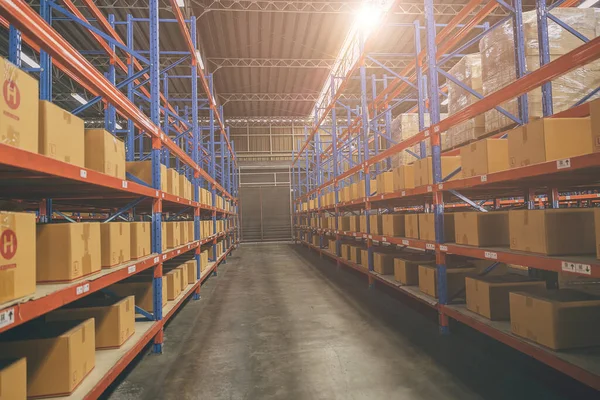 内部倉庫大規模な在庫製品倉庫物流出荷のための商品ボックス棚背景 — ストック写真