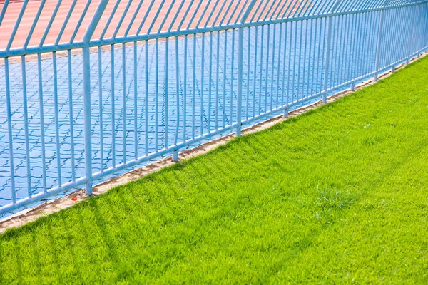 Зелена Трава Навколо Спортивного Стадіону Окрім Бігової Доріжки Парканом — стокове фото