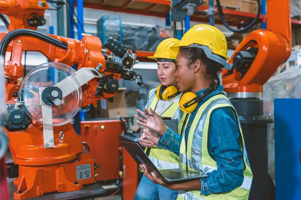 Женщины Инженеры Работающие Команде Готовятся Совместной Работе Современном Заводе Роботосварщиков — стоковое фото