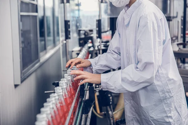 Personal Industria Alimentos Bebidas Que Trabaja Máquina Línea Producción Cinta — Foto de Stock