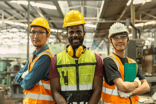 Retrato Três Homem Engenheiro Trabalhador Equipe Braço Cruzado Confiante Sorriso — Fotografia de Stock