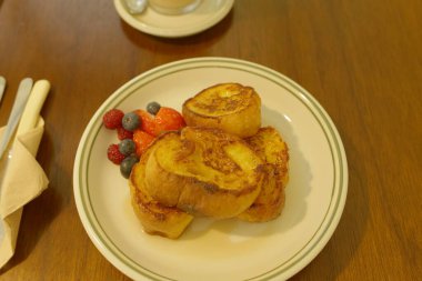 Lezzetli taze krep reçelli ve ballı