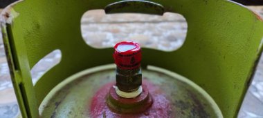 Malang, Endonezya - 5 Ekim 2022. Orijinalliğini garanti altına almak için 3 kg gaz silindirinin kapağını tam olarak mühürle.