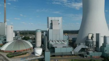 Duisburg, Kuzey Ren Vestfalya 'da bulunan sert kömürle çalışan Walsum Birim 10' un hava görüntüsü. Elektrik santralinin 750 Megawatt kapasitesi, elektrik, bölgesel ısıtma ve sanayi için buhar işleme kapasitesi vardır..
