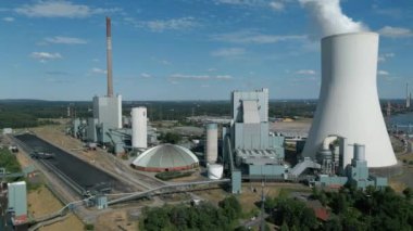 Duisburg, Kuzey Ren Vestfalya 'da bulunan sert kömürle çalışan Walsum Birim 10' un hava görüntüsü. Elektrik santralinin 750 Megawatt kapasitesi, elektrik, bölgesel ısıtma ve sanayi için buhar işleme kapasitesi vardır..