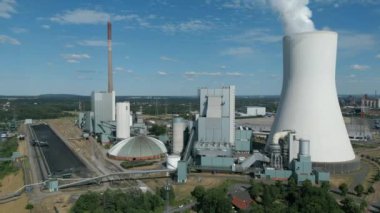Duisburg, Kuzey Ren Vestfalya 'da bulunan sert kömürle çalışan Walsum Birim 10' un hava görüntüsü. Elektrik santralinin 750 Megawatt kapasitesi, elektrik, bölgesel ısıtma ve sanayi için buhar işleme kapasitesi vardır..