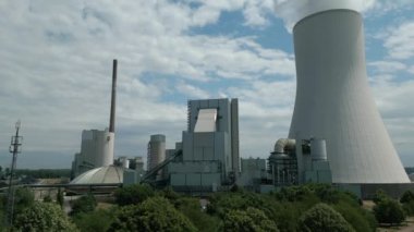 Duisburg, Kuzey Ren Vestfalya 'da bulunan sert kömürle çalışan Walsum Birim 10' un hava görüntüsü. Elektrik santralinin 750 Megawatt kapasitesi, elektrik, bölgesel ısıtma ve sanayi için buhar işleme kapasitesi vardır..