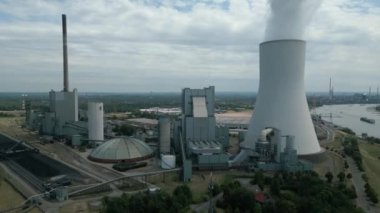 Duisburg, Kuzey Ren Vestfalya 'da bulunan sert kömürle çalışan Walsum Birim 10' un hava görüntüsü. Elektrik santralinin 750 Megawatt kapasitesi, elektrik, bölgesel ısıtma ve sanayi için buhar işleme kapasitesi vardır..