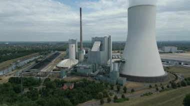 Duisburg, Kuzey Ren Vestfalya 'da bulunan sert kömürle çalışan Walsum Birim 10' un hava görüntüsü. Elektrik santralinin 750 Megawatt kapasitesi, elektrik, bölgesel ısıtma ve sanayi için buhar işleme kapasitesi vardır..