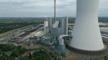 Duisburg, Kuzey Ren Vestfalya 'da bulunan sert kömürle çalışan Walsum Birim 10' un hava görüntüsü. Elektrik santralinin 750 Megawatt kapasitesi, elektrik, bölgesel ısıtma ve sanayi için buhar işleme kapasitesi vardır..