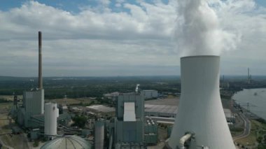 Duisburg, Kuzey Ren Vestfalya 'da bulunan sert kömürle çalışan Walsum Birim 10' un hava görüntüsü. Elektrik santralinin 750 Megawatt kapasitesi, elektrik, bölgesel ısıtma ve sanayi için buhar işleme kapasitesi vardır..