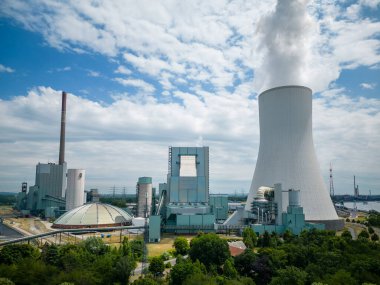 Duisburg, Kuzey Ren Vestfalya 'da bulunan sert kömürle çalışan Walsum Birim 10' un hava görüntüsü. Elektrik santralinin 750 Megawatt kapasitesi, elektrik, bölgesel ısıtma ve sanayi için buhar işleme kapasitesi vardır..
