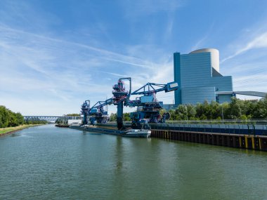 Dortmund-Ems Kanalı 'ndaki Datteln yakınlarında bulunan sert kömürle çalışan santralin (Blok 4) havadan görüntüsü. 1.100 Megawatt 'lık bloğun inşaatı 2007' de başladı ve 30 Mayıs 2020 'de faaliyete geçti..