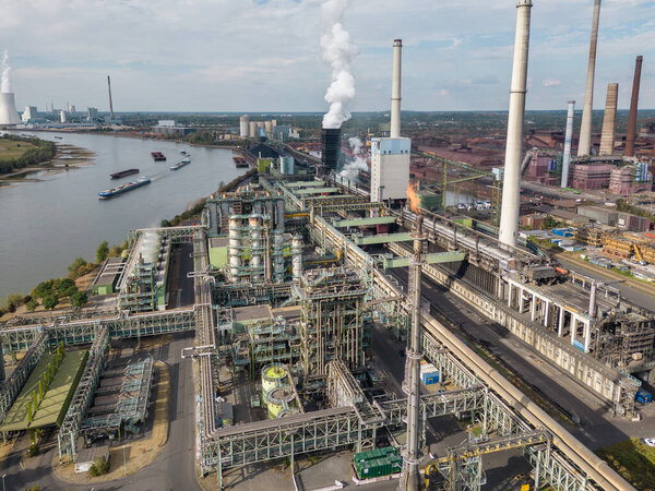The Schwelgern coking plant in Duisburg, operated by ThyssenKrupp since 2003, is one of the largest of its kind in the world. It produces 2.5 million tons of coke per year. Total construction costs were approx. 800 mn euros.