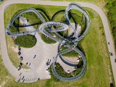 Tiger & Turtle, Duisburg, Kuzey Ren-Vestfalya 'da yer alan bir sanat eseridir. Sanayi Mirası Yolu 'nun (Route der Industriekultur) bir parçasıdır ve Ruhr bölgesindeki sanayi mirasıyla ilgili turistik merkezleri birbirine bağlar..