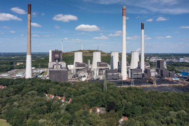 Almanya 'nın Northrhine-Westphalia kentindeki sert kömür santrali Scholven' in hava görüntüsü. Enerji şirketi Uniper tarafından işletilen bu güç istasyonu 760 Megawatt kapasiteye sahiptir..